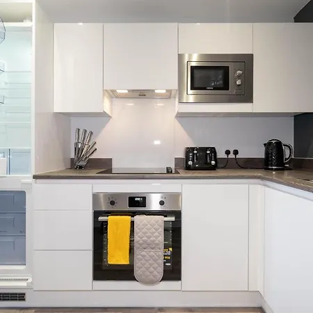 *new Build* 1 Bed Modern Apt - With Juliet Balcony - Roof Terrace - Digbeth, Centre - Free Netflix & Smart Tv Birmingham