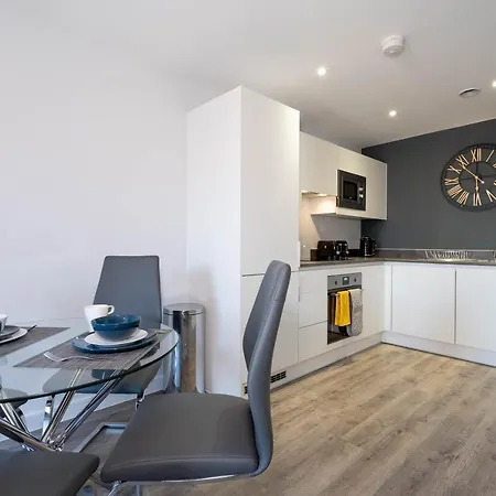 *new Build* 1 Bed Modern Apt - With Juliet Balcony - Roof Terrace - Digbeth, Centre - Free Netflix & Smart Tv * Birmingham