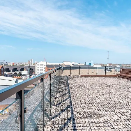 *new Build* 1 Bed Modern Apt - With Juliet Balcony - Roof Terrace - Digbeth, Centre - Free Netflix & Smart Tv * Birmingham